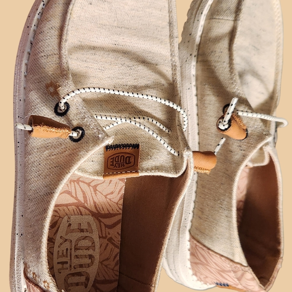 Hey Dude Beige Canvas Slip-On Shoes with Tan Accents Like New Ladies Size 6 - Picture 2 of 9